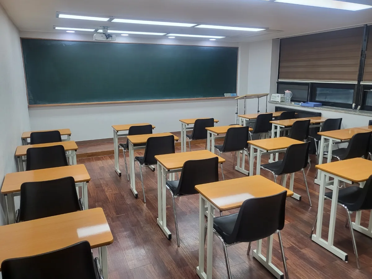 창원시 의창구 명곡동 스터디룸 미팅룸 장비 주변 정밀 위생청소 사례 - 행진크린