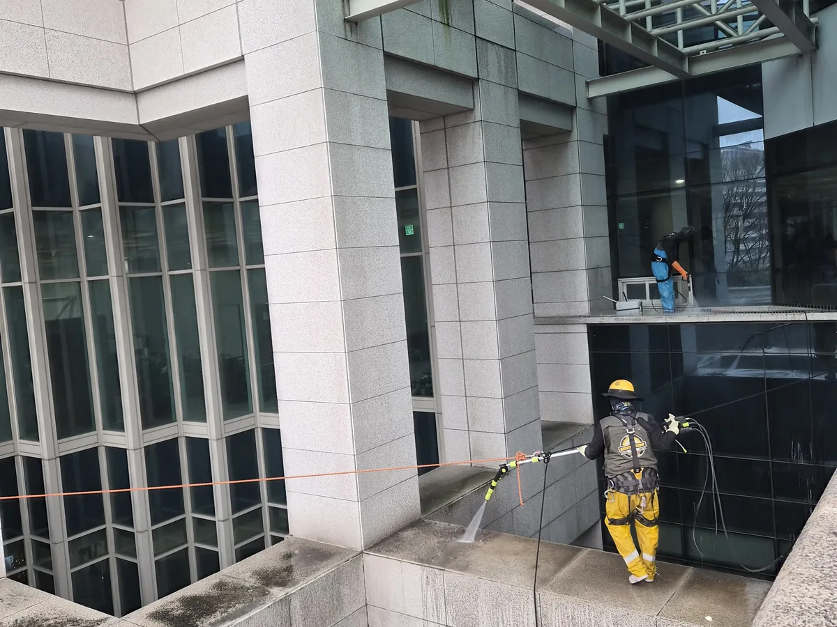 창녕군 남지읍 상가건물 옥상 파라펫 장비 주변 정밀 위생청소 사례 - 행진크린