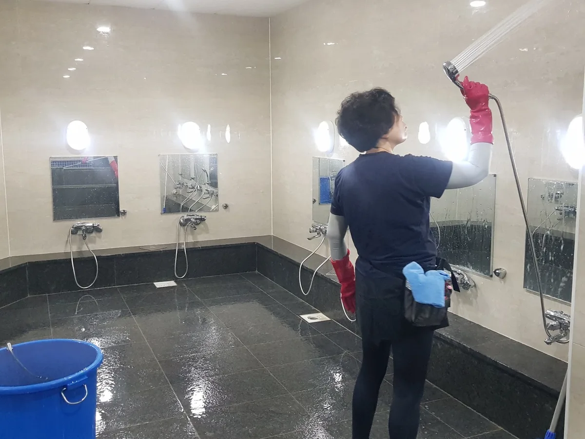 양산시 상북면 목욕탕 탈의실·파우더룸 바닥 위생청소 사례 - 행진크린