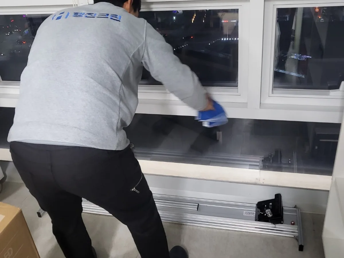 창원시 진해구 원포동 건물 로비·파티션 유리 위생청소 사례 - 행진크린